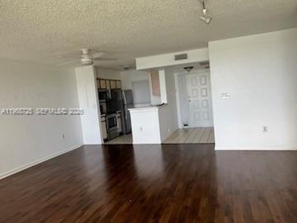 2811 N Oakland Forest Dr 104, Oakland Park FL 33309