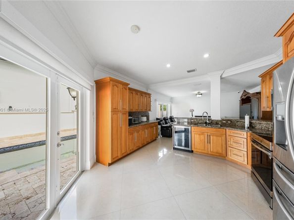 6102 SW 159th Ct, Miami FL 33193