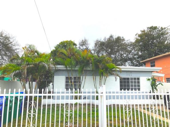 1740 NW 41st St, Miami FL 33142