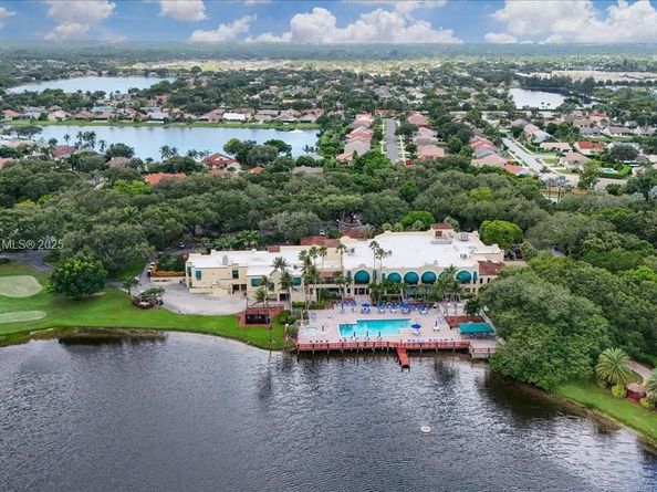 9450 Live Oak Pl 109, Davie FL 33324