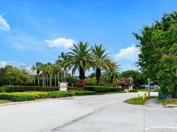 9450 Live Oak Pl 109, Davie FL 33324