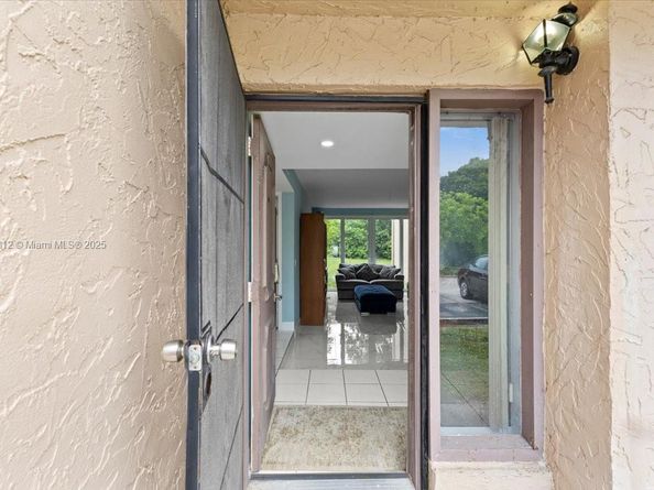 9450 Live Oak Pl 109, Davie FL 33324