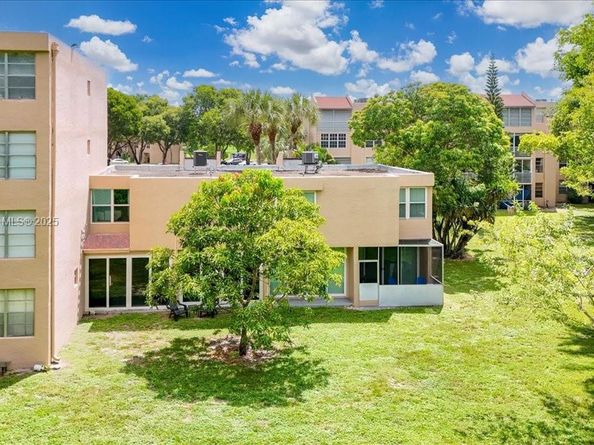 9450 Live Oak Pl 109, Davie FL 33324
