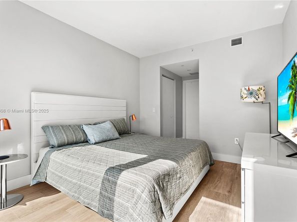 121 NE 34th St 2003, Miami FL 33137