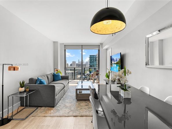 121 NE 34th St 2003, Miami FL 33137