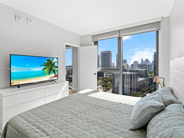 121 NE 34th St 2003, Miami FL 33137