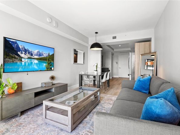 121 NE 34th St 2003, Miami FL 33137