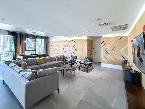 121 NE 34th St 2003, Miami FL 33137