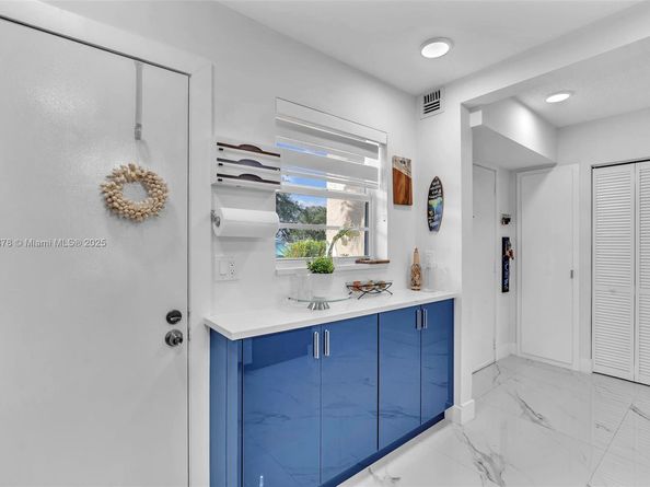 205 SE 11th Ter 101, Dania Beach FL 33004