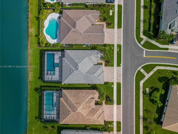 2715 Primrose Pl, Oakland Park FL 33309