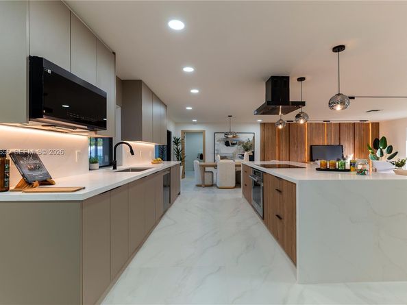 2415 NE 35th Dr, Fort Lauderdale FL 33308