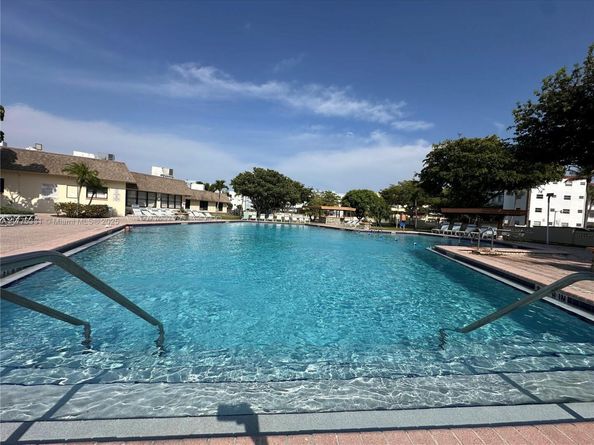 4000 NW 44th Ave 306, Lauderdale Lakes FL 33319