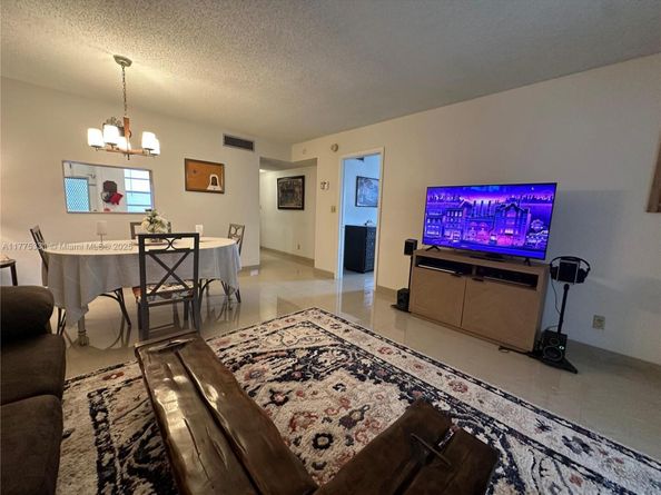 4000 NW 44th Ave 306, Lauderdale Lakes FL 33319