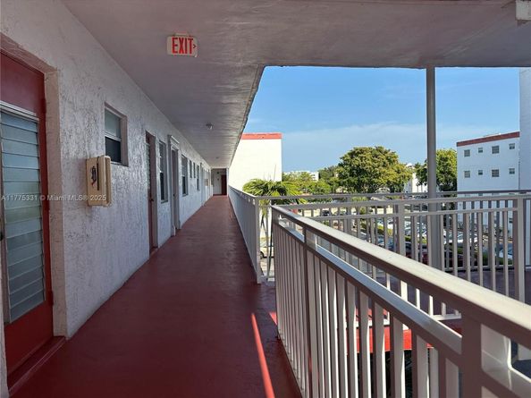 4000 NW 44th Ave 306, Lauderdale Lakes FL 33319