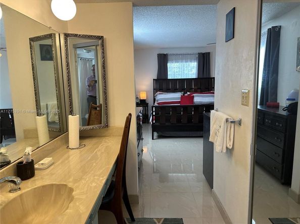 4000 NW 44th Ave 306, Lauderdale Lakes FL 33319