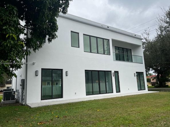 2 Hough Dr, Miami Springs FL 33166
