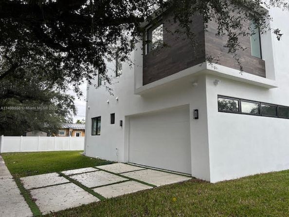 2 Hough Dr, Miami Springs FL 33166