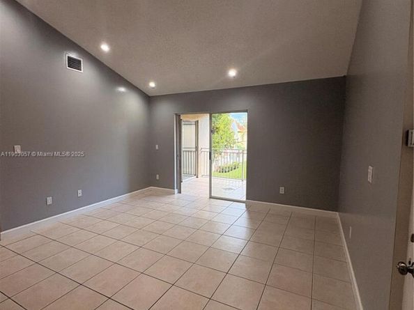 18850 NW 57th Ave 306, Hialeah FL 33015