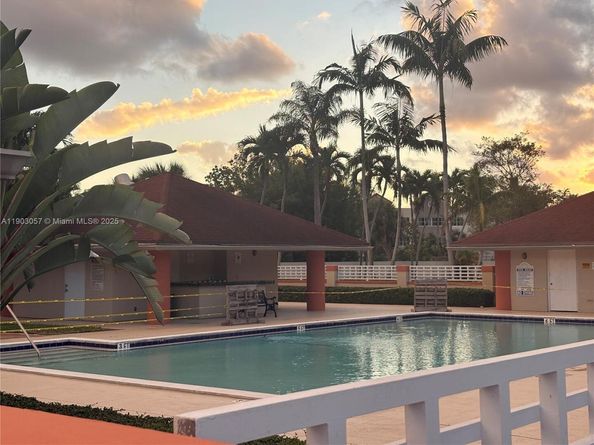 18850 NW 57th Ave 306, Hialeah FL 33015
