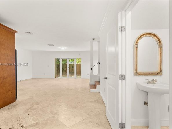 3154 Plaza St, Miami FL 33133