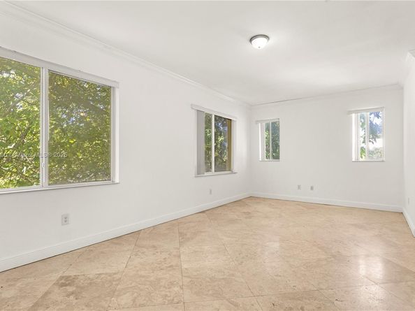 3154 Plaza St, Miami FL 33133