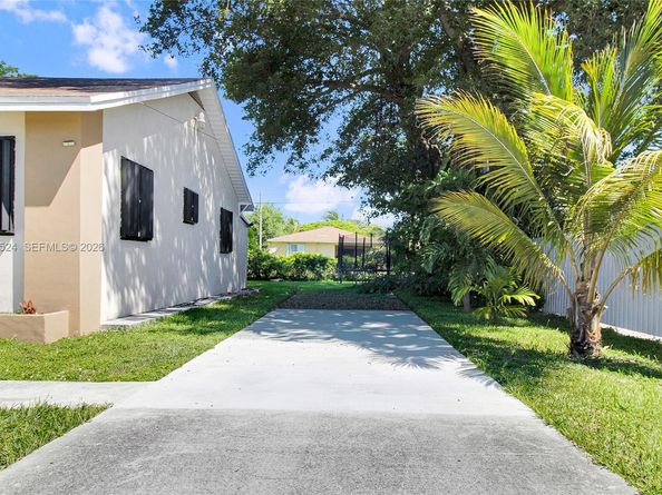 1925 NW 49th St, Miami FL 33142