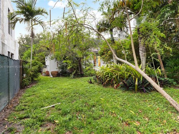 393 Minola Dr, Miami Springs FL 33166