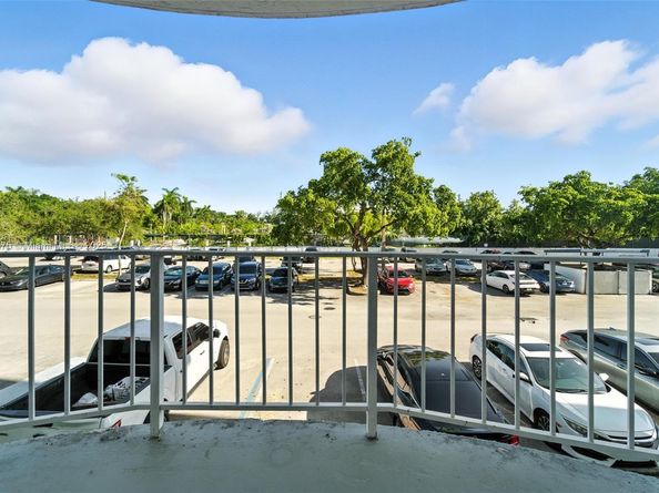 496 NW 165th St Rd D211, Miami FL 33169