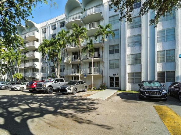 496 NW 165th St Rd D211, Miami FL 33169