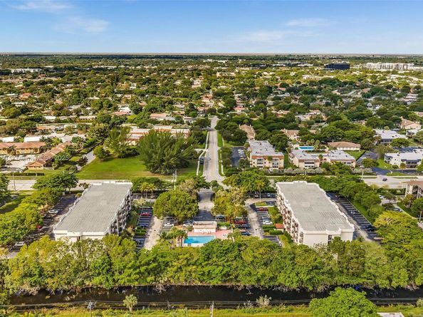 2701 Riverside Dr 303B, Coral Springs FL 33065