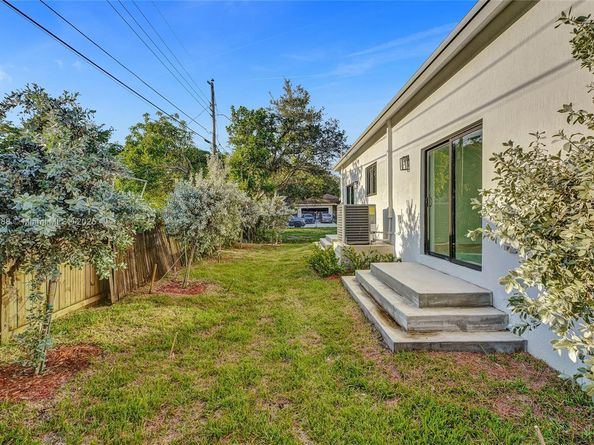 871 NW 27th Ter, Fort Lauderdale FL 33311
