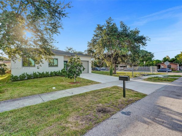 871 NW 27th Ter, Fort Lauderdale FL 33311