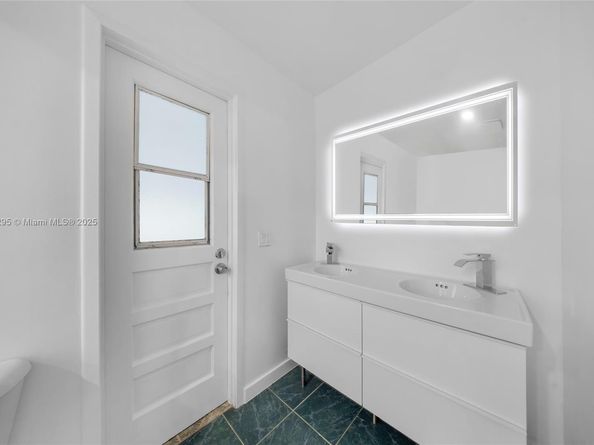 11390 NW 37th St, Coral Springs FL 33065