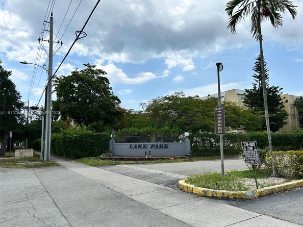 922 NE 199th St 3D Apt 304, Miami FL 33179