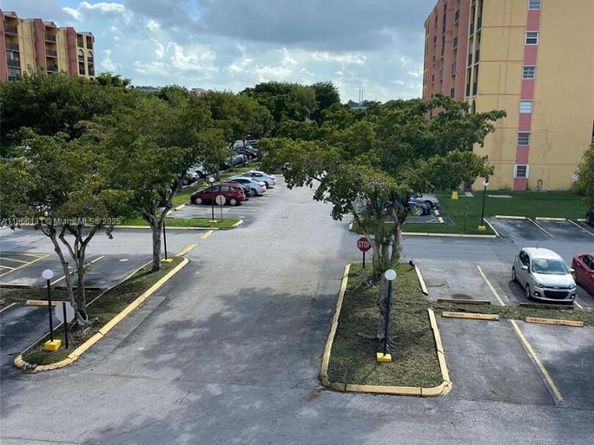4721 NW 7th St 30512, Miami FL 33126