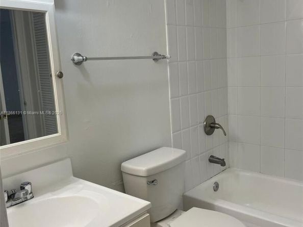 4721 NW 7th St 30512, Miami FL 33126