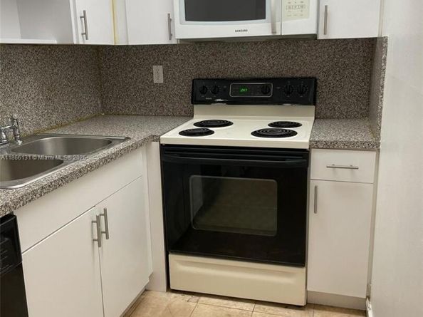 4721 NW 7th St 30512, Miami FL 33126