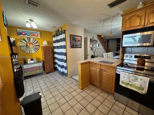 10428 NW 3rd St, Pembroke Pines FL 33026