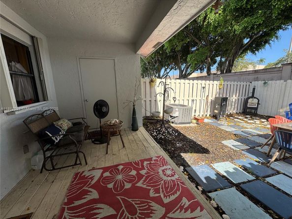 10428 NW 3rd St, Pembroke Pines FL 33026