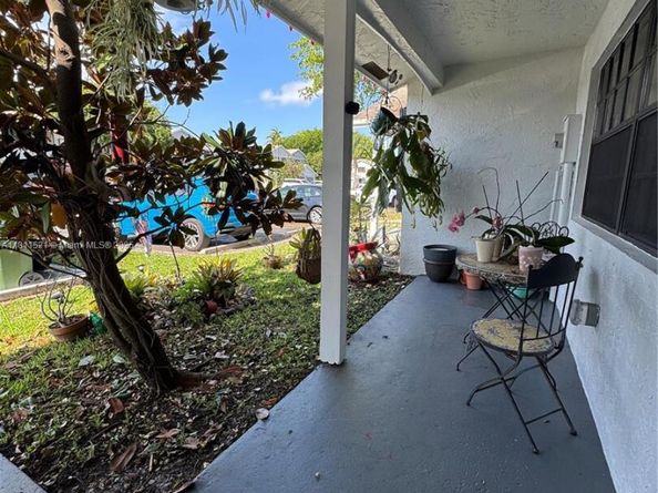 10428 NW 3rd St, Pembroke Pines FL 33026