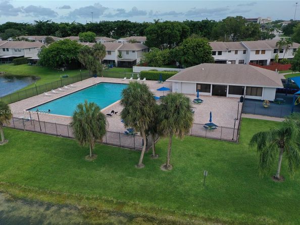 10428 NW 3rd St, Pembroke Pines FL 33026