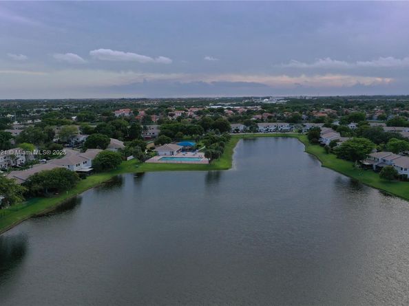 10428 NW 3rd St, Pembroke Pines FL 33026