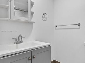 275 Gate Rd 104, Hollywood FL 33024