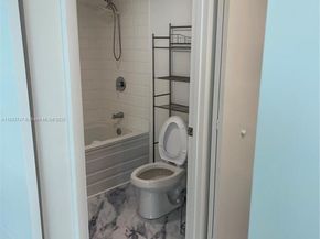 690 SW 1 Ct PHII 19, Miami FL 33130