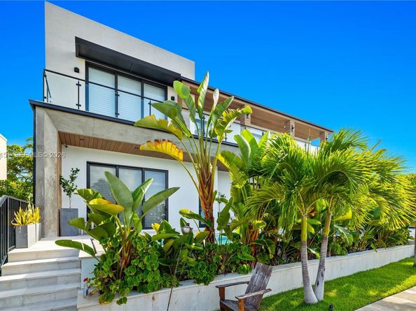 2050 S Hibiscus Dr, North Miami FL 33181