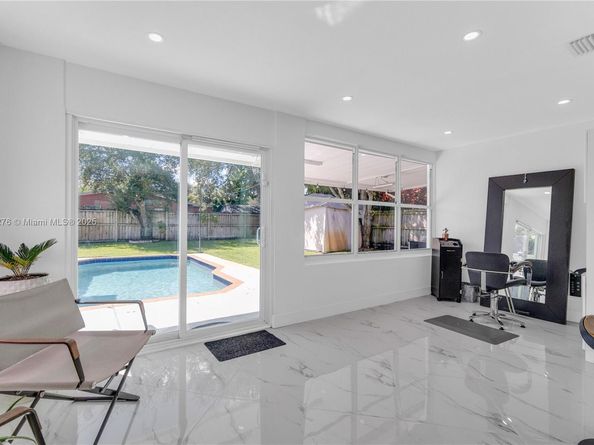 6320 Harding St, Hollywood FL 33024