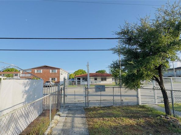 509 E 21st St, Hialeah FL 33013