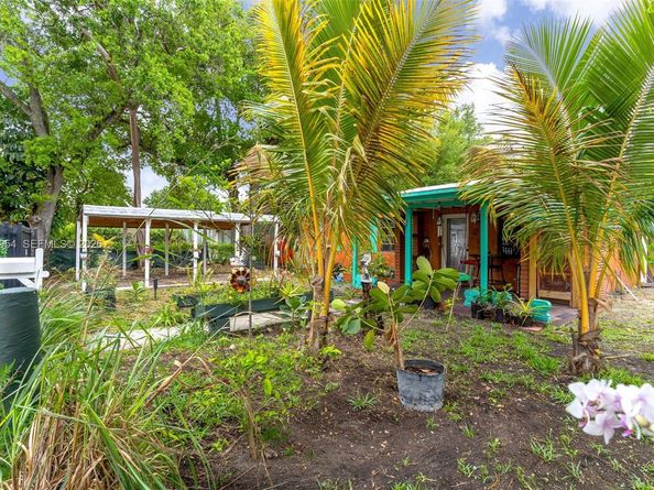 2490 NW 59th St, Miami FL 33142