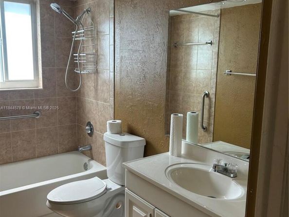 1940 NW 119th St 803, Miami FL 33167