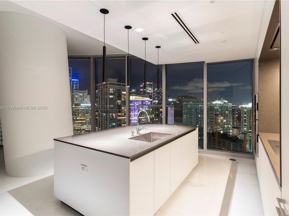 300 Biscayne Blvd Way 4007, Miami FL 33130